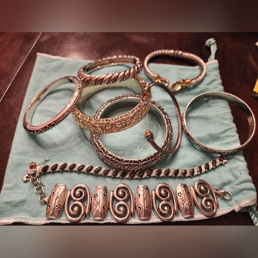 Costume Jewlery. 9 Braclets Brighton, David Yurmin style &more. Great Condition.